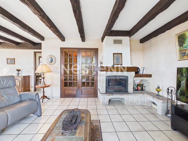 A vendre à 25 minutes d'Aurillac, à Badailhac, sur terrain de 980 m², maison de type 5 d'une surface d'environ 126 m² sur sous sol complet.