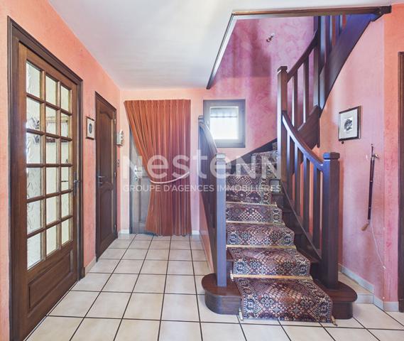 A vendre à 25 minutes d'Aurillac, à Badailhac, sur terrain de 980 m², maison de type 5 d'une surface d'environ 126 m² sur sous sol complet.