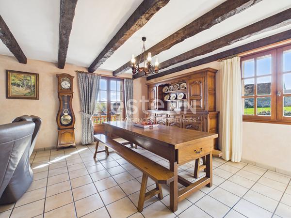 A vendre à 25 minutes d'Aurillac, à Badailhac, sur terrain de 980 m², maison de type 5 d'une surface d'environ 126 m² sur sous sol complet.