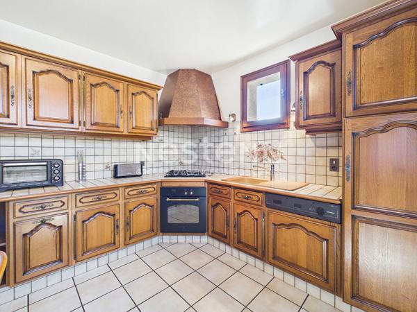 A vendre à 25 minutes d'Aurillac, à Badailhac, sur terrain de 980 m², maison de type 5 d'une surface d'environ 126 m² sur sous sol complet.