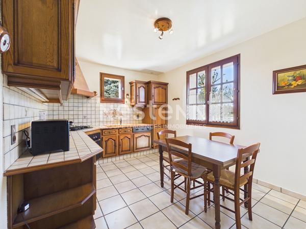 A vendre à 25 minutes d'Aurillac, à Badailhac, sur terrain de 980 m², maison de type 5 d'une surface d'environ 126 m² sur sous sol complet.