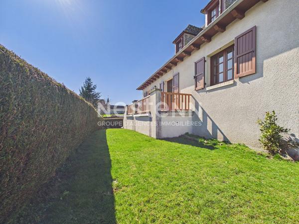 A vendre à 25 minutes d'Aurillac, à Badailhac, sur terrain de 980 m², maison de type 5 d'une surface d'environ 126 m² sur sous sol complet.