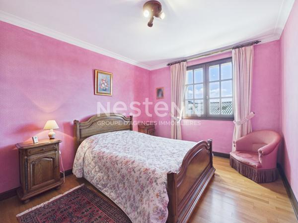A vendre à 25 minutes d'Aurillac, à Badailhac, sur terrain de 980 m², maison de type 5 d'une surface d'environ 126 m² sur sous sol complet.