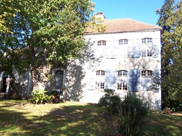 30 km PAU Airport. 15mn Motorway. 1h30 to BORDEAUX . Manor  XVIII °  Authentic features