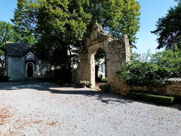 30 km PAU Airport. 15mn Motorway. 1h30 to BORDEAUX . Manor  XVIII °  Authentic features