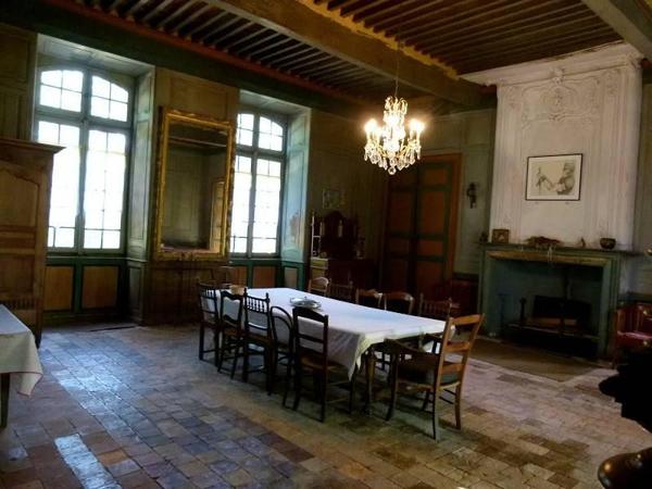 30 km PAU Airport. 15mn Motorway. 1h30 to BORDEAUX . Manor  XVIII °  Authentic features