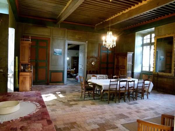 30 km PAU Airport. 15mn Motorway. 1h30 to BORDEAUX . Manor  XVIII °  Authentic features