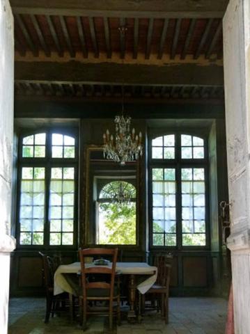 30 km PAU Airport. 15mn Motorway. 1h30 to BORDEAUX . Manor  XVIII °  Authentic features