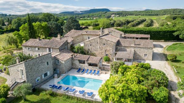 Magnifique hameau Provençal restauré avec piscine