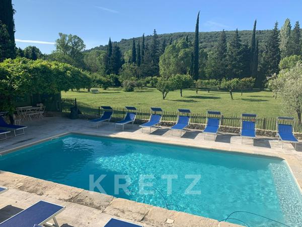 Magnifique hameau Provençal restauré avec piscine