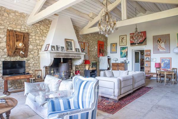 Magnifique hameau Provençal restauré avec piscine