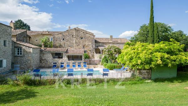 Magnifique hameau Provençal restauré avec piscine