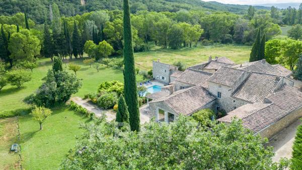 Magnifique hameau Provençal restauré avec piscine