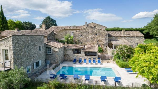 Magnifique hameau Provençal restauré avec piscine