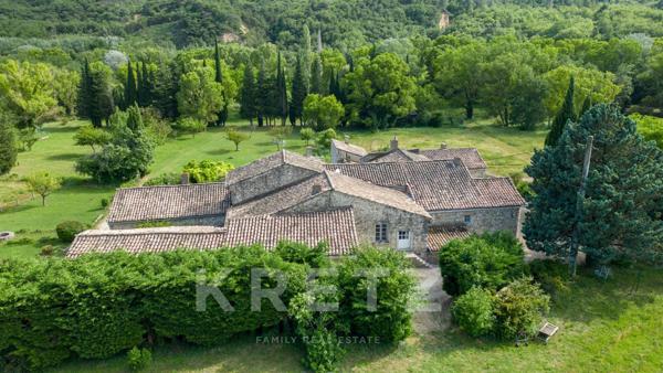 Magnifique hameau Provençal restauré avec piscine
