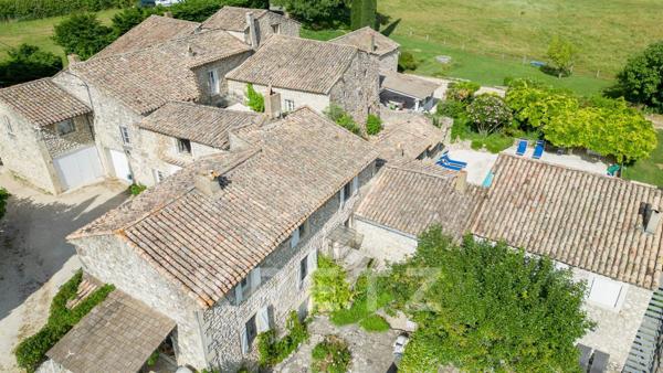 Magnifique hameau Provençal restauré avec piscine