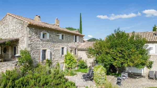 Magnifique hameau Provençal restauré avec piscine