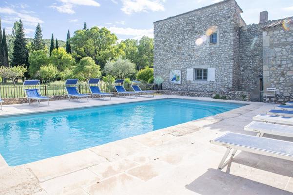 Magnifique hameau Provençal restauré avec piscine