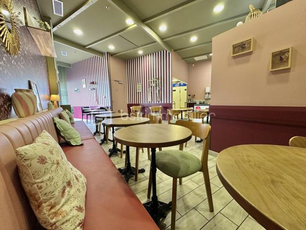 QUIMPER – GALERIE COMMERCIALE MAJEURE – EMPLACEMENT N°1 À L’ENTRÉE – ENVIRON 118 M² – RESTAURATION RAPIDE / SNACKING / TERMINAL DE CUISSON – VENTE SUR PLACE ET À EMPORTER – 22 PLACES INTÉRIEURES + TERRASSE – ÉQUIPE EN PLACE – BAIL RENOUVELÉ JUSQU’EN 2034 – CLÉ EN MAIN.

**** Emplacement stratégique – visibilité intérieure et extérieure – outil immédiatement exploitable – activité établie – transmission pour départ en retraite. ****

Gino DUPUY vous propose, à Quimper, la cession de ce fonds de commerce bénéficiant d’un emplacement de premier ordre au sein de l’une des principales galeries commerciales de l’agglomération.

Positionné directement à l’entrée du bâtiment, le commerce profite d’une excellente visibilité depuis les flux de la galerie mais également depuis l’extérieur, avec un espace terrasse en façade et la présence immédiate de nombreuses enseignes nationales génératrices de fréquentation.

L’activité actuellement exploitée associe restauration rapide, snacking, terminal de cuisson, pain, viennoiserie et pâtisserie, avec consommation sur place et vente à emporter, conformément à la destination commerciale prévue au bail.

UN OUTIL DE TRAVAIL CLÉ EN MAIN

Le local développe une surface contractuelle d’environ 118 m² et a bénéficié d’un aménagement complet réalisé par architecte.
Sa conception permet une organisation rationnelle des différents flux de travail avec notamment :

un vaste espace clientèle 
un espace de vente et de présentation 
une zone de préparation et de cuisson 
un laboratoire 
une chambre froide négative 
des espaces de stockage et réserve 
sanitaires 
ainsi que des espaces dédiés au personnel avec bureau, vestiaire et WC.

Le plan d’aménagement distingue notamment un espace clientèle d’environ 41 m², un espace de vente d’environ 23 m², une zone cuisson, un laboratoire et une chambre froide négative.
La salle permet actuellement d’accueillir 22 personnes assises à l’intérieur, complétées par environ 6 places en terrasse extérieure.
L’ensemble constitue un outil professionnel cohérent, fonctionnel et immédiatement exploitable, permettant à un repreneur d’assurer une continuité d’activité sans avoir à recréer intégralement son outil de production.

UNE ACTIVITÉ EXISTANTE ET STRUCTURÉE

Le fonds bénéficie d’un historique commercial établi, avec un chiffre d’affaires supérieur à 400 000 € sur chacun des trois derniers exercices.
L’établissement dispose actuellement de 3 salariés en CDI, permettant au futur repreneur de bénéficier d’une équipe déjà constituée et connaissant l'exploitation.
Le positionnement du commerce, son accessibilité, les flux générés par la galerie et les grandes enseignes environnantes offrent également d'importantes possibilités de développement, selon le concept et la stratégie du futur exploitant.

BAIL COMMERCIAL

Le bail commercial a été renouvelé pour une durée de 10 ans à compter du 1er avril 2024, offrant une visibilité locative à long terme au repreneur.

UNE CESSION DANS LE CADRE D’UN DÉPART EN RETRAITE

La vente intervient dans le cadre du prochain départ en retraite des gérants.

Afin de faciliter la reprise et d'assurer une transmission dans les meilleures conditions, un accompagnement du futur exploitant pourra être envisagé lors de la passation.

Une opportunité particulièrement adaptée à un professionnel souhaitant reprendre un établissement déjà opérationnel, à une enseigne recherchant une implantation stratégique à Quimper ou à un porteur de projet souhaitant disposer immédiatement d’un outil de travail structuré.

Dossier comptable, éléments du bail et informations complémentaires disponibles sur demande après qualification du projet acquéreur.

PLAN ET AGENCEMENT EN FIN D'ANNONCE

- - - Visite uniquement sur rendez-vous - - -

Contact : Gino DUPUY - BSK Immobilier
Votre Conseiller Immobilier sur Quimper et alentours.
Avis de valeur OFFERT dans tout le Finistère Sud.

_________________________________________________

VENTE IMMOBILIÈRE – QUIMPER & Alentours
Échangeons sur votre projet, sans engagement, pour définir la meilleure stratégie de vente.

APPORTEURS D'AFFAIRES
Vous connaissez quelqu'un qui souhaite vendre ou acheter ? Un simple message suffit pour initier un contact, je m'occupe du reste.
Rémunération attractive.

COLLABORATION INTERCABINET
Discutons volontiers d'un partage de mandat ou d'un acheteur en recherche.
_________________________________________________

Honoraires charge vendeur : aucun frais d'agence pour vous.
Le prix affiché est votre prix final hors frais de notaire.