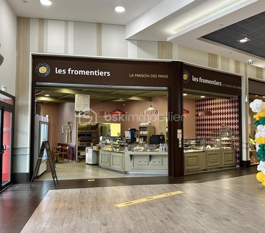 QUIMPER – GALERIE COMMERCIALE MAJEURE – EMPLACEMENT N°1 À L’ENTRÉE – ENVIRON 118 M² – RESTAURATION RAPIDE / SNACKING / TERMINAL DE CUISSON – VENTE SUR PLACE ET À EMPORTER – 22 PLACES INTÉRIEURES + TERRASSE – ÉQUIPE EN PLACE – BAIL RENOUVELÉ JUSQU’EN 2034 – CLÉ EN MAIN.

**** Emplacement stratégique – visibilité intérieure et extérieure – outil immédiatement exploitable – activité établie – transmission pour départ en retraite. ****

Gino DUPUY vous propose, à Quimper, la cession de ce fonds de commerce bénéficiant d’un emplacement de premier ordre au sein de l’une des principales galeries commerciales de l’agglomération.

Positionné directement à l’entrée du bâtiment, le commerce profite d’une excellente visibilité depuis les flux de la galerie mais également depuis l’extérieur, avec un espace terrasse en façade et la présence immédiate de nombreuses enseignes nationales génératrices de fréquentation.

L’activité actuellement exploitée associe restauration rapide, snacking, terminal de cuisson, pain, viennoiserie et pâtisserie, avec consommation sur place et vente à emporter, conformément à la destination commerciale prévue au bail.

UN OUTIL DE TRAVAIL CLÉ EN MAIN

Le local développe une surface contractuelle d’environ 118 m² et a bénéficié d’un aménagement complet réalisé par architecte.
Sa conception permet une organisation rationnelle des différents flux de travail avec notamment :

un vaste espace clientèle 
un espace de vente et de présentation 
une zone de préparation et de cuisson 
un laboratoire 
une chambre froide négative 
des espaces de stockage et réserve 
sanitaires 
ainsi que des espaces dédiés au personnel avec bureau, vestiaire et WC.

Le plan d’aménagement distingue notamment un espace clientèle d’environ 41 m², un espace de vente d’environ 23 m², une zone cuisson, un laboratoire et une chambre froide négative.
La salle permet actuellement d’accueillir 22 personnes assises à l’intérieur, complétées par environ 6 places en terrasse extérieure.
L’ensemble constitue un outil professionnel cohérent, fonctionnel et immédiatement exploitable, permettant à un repreneur d’assurer une continuité d’activité sans avoir à recréer intégralement son outil de production.

UNE ACTIVITÉ EXISTANTE ET STRUCTURÉE

Le fonds bénéficie d’un historique commercial établi, avec un chiffre d’affaires supérieur à 400 000 € sur chacun des trois derniers exercices.
L’établissement dispose actuellement de 3 salariés en CDI, permettant au futur repreneur de bénéficier d’une équipe déjà constituée et connaissant l'exploitation.
Le positionnement du commerce, son accessibilité, les flux générés par la galerie et les grandes enseignes environnantes offrent également d'importantes possibilités de développement, selon le concept et la stratégie du futur exploitant.

BAIL COMMERCIAL

Le bail commercial a été renouvelé pour une durée de 10 ans à compter du 1er avril 2024, offrant une visibilité locative à long terme au repreneur.

UNE CESSION DANS LE CADRE D’UN DÉPART EN RETRAITE

La vente intervient dans le cadre du prochain départ en retraite des gérants.

Afin de faciliter la reprise et d'assurer une transmission dans les meilleures conditions, un accompagnement du futur exploitant pourra être envisagé lors de la passation.

Une opportunité particulièrement adaptée à un professionnel souhaitant reprendre un établissement déjà opérationnel, à une enseigne recherchant une implantation stratégique à Quimper ou à un porteur de projet souhaitant disposer immédiatement d’un outil de travail structuré.

Dossier comptable, éléments du bail et informations complémentaires disponibles sur demande après qualification du projet acquéreur.

PLAN ET AGENCEMENT EN FIN D'ANNONCE

- - - Visite uniquement sur rendez-vous - - -

Contact : Gino DUPUY - BSK Immobilier
Votre Conseiller Immobilier sur Quimper et alentours.
Avis de valeur OFFERT dans tout le Finistère Sud.

_________________________________________________

VENTE IMMOBILIÈRE – QUIMPER & Alentours
Échangeons sur votre projet, sans engagement, pour définir la meilleure stratégie de vente.

APPORTEURS D'AFFAIRES
Vous connaissez quelqu'un qui souhaite vendre ou acheter ? Un simple message suffit pour initier un contact, je m'occupe du reste.
Rémunération attractive.

COLLABORATION INTERCABINET
Discutons volontiers d'un partage de mandat ou d'un acheteur en recherche.
_________________________________________________

Honoraires charge vendeur : aucun frais d'agence pour vous.
Le prix affiché est votre prix final hors frais de notaire.