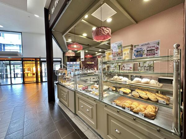 QUIMPER – GALERIE COMMERCIALE MAJEURE – EMPLACEMENT N°1 À L’ENTRÉE – ENVIRON 118 M² – RESTAURATION RAPIDE / SNACKING / TERMINAL DE CUISSON – VENTE SUR PLACE ET À EMPORTER – 22 PLACES INTÉRIEURES + TERRASSE – ÉQUIPE EN PLACE – BAIL RENOUVELÉ JUSQU’EN 2034 – CLÉ EN MAIN.

**** Emplacement stratégique – visibilité intérieure et extérieure – outil immédiatement exploitable – activité établie – transmission pour départ en retraite. ****

Gino DUPUY vous propose, à Quimper, la cession de ce fonds de commerce bénéficiant d’un emplacement de premier ordre au sein de l’une des principales galeries commerciales de l’agglomération.

Positionné directement à l’entrée du bâtiment, le commerce profite d’une excellente visibilité depuis les flux de la galerie mais également depuis l’extérieur, avec un espace terrasse en façade et la présence immédiate de nombreuses enseignes nationales génératrices de fréquentation.

L’activité actuellement exploitée associe restauration rapide, snacking, terminal de cuisson, pain, viennoiserie et pâtisserie, avec consommation sur place et vente à emporter, conformément à la destination commerciale prévue au bail.

UN OUTIL DE TRAVAIL CLÉ EN MAIN

Le local développe une surface contractuelle d’environ 118 m² et a bénéficié d’un aménagement complet réalisé par architecte.
Sa conception permet une organisation rationnelle des différents flux de travail avec notamment :

un vaste espace clientèle 
un espace de vente et de présentation 
une zone de préparation et de cuisson 
un laboratoire 
une chambre froide négative 
des espaces de stockage et réserve 
sanitaires 
ainsi que des espaces dédiés au personnel avec bureau, vestiaire et WC.

Le plan d’aménagement distingue notamment un espace clientèle d’environ 41 m², un espace de vente d’environ 23 m², une zone cuisson, un laboratoire et une chambre froide négative.
La salle permet actuellement d’accueillir 22 personnes assises à l’intérieur, complétées par environ 6 places en terrasse extérieure.
L’ensemble constitue un outil professionnel cohérent, fonctionnel et immédiatement exploitable, permettant à un repreneur d’assurer une continuité d’activité sans avoir à recréer intégralement son outil de production.

UNE ACTIVITÉ EXISTANTE ET STRUCTURÉE

Le fonds bénéficie d’un historique commercial établi, avec un chiffre d’affaires supérieur à 400 000 € sur chacun des trois derniers exercices.
L’établissement dispose actuellement de 3 salariés en CDI, permettant au futur repreneur de bénéficier d’une équipe déjà constituée et connaissant l'exploitation.
Le positionnement du commerce, son accessibilité, les flux générés par la galerie et les grandes enseignes environnantes offrent également d'importantes possibilités de développement, selon le concept et la stratégie du futur exploitant.

BAIL COMMERCIAL

Le bail commercial a été renouvelé pour une durée de 10 ans à compter du 1er avril 2024, offrant une visibilité locative à long terme au repreneur.

UNE CESSION DANS LE CADRE D’UN DÉPART EN RETRAITE

La vente intervient dans le cadre du prochain départ en retraite des gérants.

Afin de faciliter la reprise et d'assurer une transmission dans les meilleures conditions, un accompagnement du futur exploitant pourra être envisagé lors de la passation.

Une opportunité particulièrement adaptée à un professionnel souhaitant reprendre un établissement déjà opérationnel, à une enseigne recherchant une implantation stratégique à Quimper ou à un porteur de projet souhaitant disposer immédiatement d’un outil de travail structuré.

Dossier comptable, éléments du bail et informations complémentaires disponibles sur demande après qualification du projet acquéreur.

PLAN ET AGENCEMENT EN FIN D'ANNONCE

- - - Visite uniquement sur rendez-vous - - -

Contact : Gino DUPUY - BSK Immobilier
Votre Conseiller Immobilier sur Quimper et alentours.
Avis de valeur OFFERT dans tout le Finistère Sud.

_________________________________________________

VENTE IMMOBILIÈRE – QUIMPER & Alentours
Échangeons sur votre projet, sans engagement, pour définir la meilleure stratégie de vente.

APPORTEURS D'AFFAIRES
Vous connaissez quelqu'un qui souhaite vendre ou acheter ? Un simple message suffit pour initier un contact, je m'occupe du reste.
Rémunération attractive.

COLLABORATION INTERCABINET
Discutons volontiers d'un partage de mandat ou d'un acheteur en recherche.
_________________________________________________

Honoraires charge vendeur : aucun frais d'agence pour vous.
Le prix affiché est votre prix final hors frais de notaire.