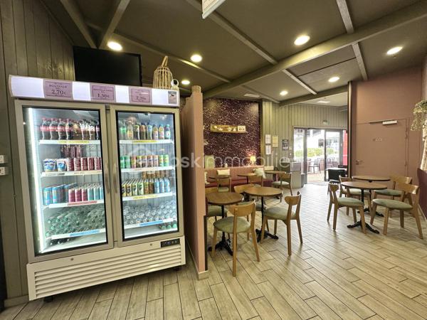 QUIMPER – GALERIE COMMERCIALE MAJEURE – EMPLACEMENT N°1 À L’ENTRÉE – ENVIRON 118 M² – RESTAURATION RAPIDE / SNACKING / TERMINAL DE CUISSON – VENTE SUR PLACE ET À EMPORTER – 22 PLACES INTÉRIEURES + TERRASSE – ÉQUIPE EN PLACE – BAIL RENOUVELÉ JUSQU’EN 2034 – CLÉ EN MAIN.

**** Emplacement stratégique – visibilité intérieure et extérieure – outil immédiatement exploitable – activité établie – transmission pour départ en retraite. ****

Gino DUPUY vous propose, à Quimper, la cession de ce fonds de commerce bénéficiant d’un emplacement de premier ordre au sein de l’une des principales galeries commerciales de l’agglomération.

Positionné directement à l’entrée du bâtiment, le commerce profite d’une excellente visibilité depuis les flux de la galerie mais également depuis l’extérieur, avec un espace terrasse en façade et la présence immédiate de nombreuses enseignes nationales génératrices de fréquentation.

L’activité actuellement exploitée associe restauration rapide, snacking, terminal de cuisson, pain, viennoiserie et pâtisserie, avec consommation sur place et vente à emporter, conformément à la destination commerciale prévue au bail.

UN OUTIL DE TRAVAIL CLÉ EN MAIN

Le local développe une surface contractuelle d’environ 118 m² et a bénéficié d’un aménagement complet réalisé par architecte.
Sa conception permet une organisation rationnelle des différents flux de travail avec notamment :

un vaste espace clientèle 
un espace de vente et de présentation 
une zone de préparation et de cuisson 
un laboratoire 
une chambre froide négative 
des espaces de stockage et réserve 
sanitaires 
ainsi que des espaces dédiés au personnel avec bureau, vestiaire et WC.

Le plan d’aménagement distingue notamment un espace clientèle d’environ 41 m², un espace de vente d’environ 23 m², une zone cuisson, un laboratoire et une chambre froide négative.
La salle permet actuellement d’accueillir 22 personnes assises à l’intérieur, complétées par environ 6 places en terrasse extérieure.
L’ensemble constitue un outil professionnel cohérent, fonctionnel et immédiatement exploitable, permettant à un repreneur d’assurer une continuité d’activité sans avoir à recréer intégralement son outil de production.

UNE ACTIVITÉ EXISTANTE ET STRUCTURÉE

Le fonds bénéficie d’un historique commercial établi, avec un chiffre d’affaires supérieur à 400 000 € sur chacun des trois derniers exercices.
L’établissement dispose actuellement de 3 salariés en CDI, permettant au futur repreneur de bénéficier d’une équipe déjà constituée et connaissant l'exploitation.
Le positionnement du commerce, son accessibilité, les flux générés par la galerie et les grandes enseignes environnantes offrent également d'importantes possibilités de développement, selon le concept et la stratégie du futur exploitant.

BAIL COMMERCIAL

Le bail commercial a été renouvelé pour une durée de 10 ans à compter du 1er avril 2024, offrant une visibilité locative à long terme au repreneur.

UNE CESSION DANS LE CADRE D’UN DÉPART EN RETRAITE

La vente intervient dans le cadre du prochain départ en retraite des gérants.

Afin de faciliter la reprise et d'assurer une transmission dans les meilleures conditions, un accompagnement du futur exploitant pourra être envisagé lors de la passation.

Une opportunité particulièrement adaptée à un professionnel souhaitant reprendre un établissement déjà opérationnel, à une enseigne recherchant une implantation stratégique à Quimper ou à un porteur de projet souhaitant disposer immédiatement d’un outil de travail structuré.

Dossier comptable, éléments du bail et informations complémentaires disponibles sur demande après qualification du projet acquéreur.

PLAN ET AGENCEMENT EN FIN D'ANNONCE

- - - Visite uniquement sur rendez-vous - - -

Contact : Gino DUPUY - BSK Immobilier
Votre Conseiller Immobilier sur Quimper et alentours.
Avis de valeur OFFERT dans tout le Finistère Sud.

_________________________________________________

VENTE IMMOBILIÈRE – QUIMPER & Alentours
Échangeons sur votre projet, sans engagement, pour définir la meilleure stratégie de vente.

APPORTEURS D'AFFAIRES
Vous connaissez quelqu'un qui souhaite vendre ou acheter ? Un simple message suffit pour initier un contact, je m'occupe du reste.
Rémunération attractive.

COLLABORATION INTERCABINET
Discutons volontiers d'un partage de mandat ou d'un acheteur en recherche.
_________________________________________________

Honoraires charge vendeur : aucun frais d'agence pour vous.
Le prix affiché est votre prix final hors frais de notaire.