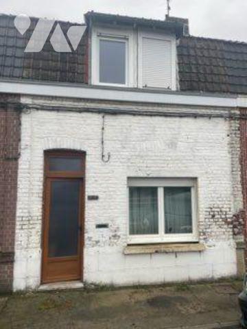 EN EXCLUSIVITE : A VENDRE A BAILLEUL dans le NORD (59) : MAISON DE VILLE MITOYENNE AVEC COUR, D...