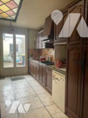 EN EXCLUSIVITE : A VENDRE A BAILLEUL dans le NORD (59) : MAISON DE VILLE MITOYENNE AVEC COUR, D...