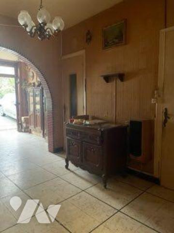 EN EXCLUSIVITE : A VENDRE A BAILLEUL dans le NORD (59) : MAISON DE VILLE MITOYENNE AVEC COUR, D...