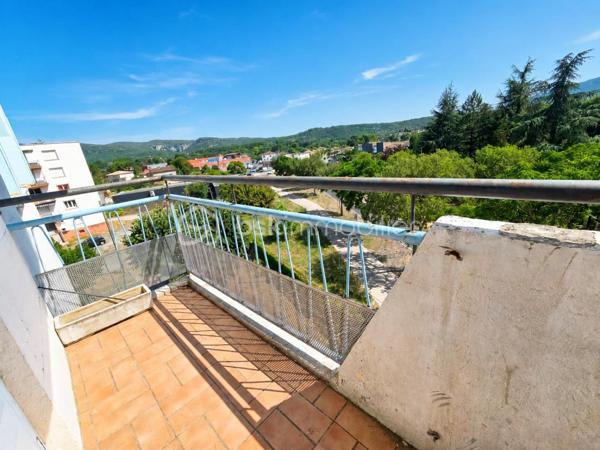 Situé au sein de la résidence Beau Rivage à Ganges, cet appartement traversant de 77,63 m² loi Carrez bénéficie d'un emplacement vraiment pratique, à proximité immédiate des écoles, commerces, services de santé et transports.

Installé au 3ème étage sur 4 d'une résidence sans ascenseur, il offre une belle luminosité ainsi qu'une vue dégagée depuis son balcon.

Initialement conçu avec quatre chambres, l'appartement a été réaménagé pour offrir aujourd'hui une pièce de vie plus spacieuse et conviviale. Il comprend une entrée, une cuisine indépendante récemment rénovée, un séjour ouvrant sur le balcon, trois chambres, une salle d'eau, un WC indépendant, des rangements et une cave privative en sous-sol.

Les menuiseries sont en PVC double vitrage et la chaudière est récente. Le logement bénéficie également d'un DPE C, un véritable atout pour la maîtrise des consommations énergétiques.

L'appartement nécessite toutefois des travaux de rénovation et de finition qui permettront à ses futurs propriétaires de le remettre entièrement à leur goût et de révéler tout son potentiel.

À pied, vous accédez rapidement à la crèche, aux écoles, au collège, aux commerces, à la pharmacie, aux professionnels de santé et au supermarché.

Les plus :
✔ DPE C
✔ Appartement traversant
✔ Balcon avec vue dégagée
✔ Cuisine récente
✔ Cave privative
✔ Stationnement libre
✔ Toutes commodités accessibles à pied
✔ Fort potentiel après rénovation

Une belle opportunité pour les acquéreurs à la recherche d'un appartement spacieux, bien situé et offrant un excellent potentiel de valorisation.

Pour tout complément d'information ou pour une visite contactez Christelle GAUDRON BSK Immobilier O6 41 66 26 84