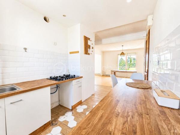 Situé au sein de la résidence Beau Rivage à Ganges, cet appartement traversant de 77,63 m² loi Carrez bénéficie d'un emplacement vraiment pratique, à proximité immédiate des écoles, commerces, services de santé et transports.

Installé au 3ème étage sur 4 d'une résidence sans ascenseur, il offre une belle luminosité ainsi qu'une vue dégagée depuis son balcon.

Initialement conçu avec quatre chambres, l'appartement a été réaménagé pour offrir aujourd'hui une pièce de vie plus spacieuse et conviviale. Il comprend une entrée, une cuisine indépendante récemment rénovée, un séjour ouvrant sur le balcon, trois chambres, une salle d'eau, un WC indépendant, des rangements et une cave privative en sous-sol.

Les menuiseries sont en PVC double vitrage et la chaudière est récente. Le logement bénéficie également d'un DPE C, un véritable atout pour la maîtrise des consommations énergétiques.

L'appartement nécessite toutefois des travaux de rénovation et de finition qui permettront à ses futurs propriétaires de le remettre entièrement à leur goût et de révéler tout son potentiel.

À pied, vous accédez rapidement à la crèche, aux écoles, au collège, aux commerces, à la pharmacie, aux professionnels de santé et au supermarché.

Les plus :
✔ DPE C
✔ Appartement traversant
✔ Balcon avec vue dégagée
✔ Cuisine récente
✔ Cave privative
✔ Stationnement libre
✔ Toutes commodités accessibles à pied
✔ Fort potentiel après rénovation

Une belle opportunité pour les acquéreurs à la recherche d'un appartement spacieux, bien situé et offrant un excellent potentiel de valorisation.

Pour tout complément d'information ou pour une visite contactez Christelle GAUDRON BSK Immobilier O6 41 66 26 84