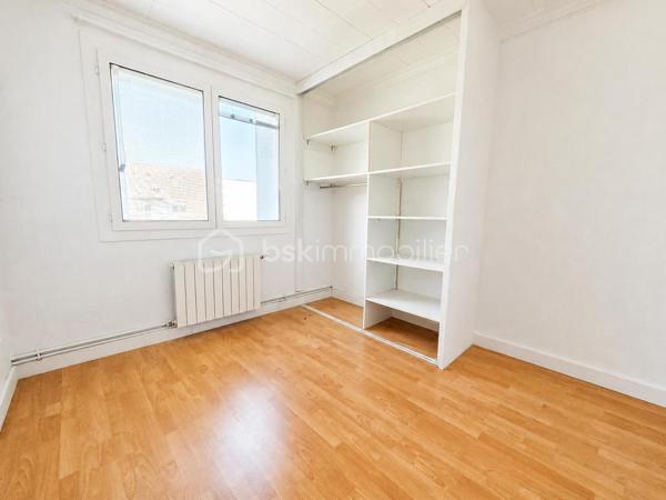 Situé au sein de la résidence Beau Rivage à Ganges, cet appartement traversant de 77,63 m² loi Carrez bénéficie d'un emplacement vraiment pratique, à proximité immédiate des écoles, commerces, services de santé et transports.

Installé au 3ème étage sur 4 d'une résidence sans ascenseur, il offre une belle luminosité ainsi qu'une vue dégagée depuis son balcon.

Initialement conçu avec quatre chambres, l'appartement a été réaménagé pour offrir aujourd'hui une pièce de vie plus spacieuse et conviviale. Il comprend une entrée, une cuisine indépendante récemment rénovée, un séjour ouvrant sur le balcon, trois chambres, une salle d'eau, un WC indépendant, des rangements et une cave privative en sous-sol.

Les menuiseries sont en PVC double vitrage et la chaudière est récente. Le logement bénéficie également d'un DPE C, un véritable atout pour la maîtrise des consommations énergétiques.

L'appartement nécessite toutefois des travaux de rénovation et de finition qui permettront à ses futurs propriétaires de le remettre entièrement à leur goût et de révéler tout son potentiel.

À pied, vous accédez rapidement à la crèche, aux écoles, au collège, aux commerces, à la pharmacie, aux professionnels de santé et au supermarché.

Les plus :
✔ DPE C
✔ Appartement traversant
✔ Balcon avec vue dégagée
✔ Cuisine récente
✔ Cave privative
✔ Stationnement libre
✔ Toutes commodités accessibles à pied
✔ Fort potentiel après rénovation

Une belle opportunité pour les acquéreurs à la recherche d'un appartement spacieux, bien situé et offrant un excellent potentiel de valorisation.

Pour tout complément d'information ou pour une visite contactez Christelle GAUDRON BSK Immobilier O6 41 66 26 84
