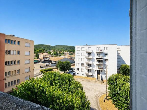 Situé au sein de la résidence Beau Rivage à Ganges, cet appartement traversant de 77,63 m² loi Carrez bénéficie d'un emplacement vraiment pratique, à proximité immédiate des écoles, commerces, services de santé et transports.

Installé au 3ème étage sur 4 d'une résidence sans ascenseur, il offre une belle luminosité ainsi qu'une vue dégagée depuis son balcon.

Initialement conçu avec quatre chambres, l'appartement a été réaménagé pour offrir aujourd'hui une pièce de vie plus spacieuse et conviviale. Il comprend une entrée, une cuisine indépendante récemment rénovée, un séjour ouvrant sur le balcon, trois chambres, une salle d'eau, un WC indépendant, des rangements et une cave privative en sous-sol.

Les menuiseries sont en PVC double vitrage et la chaudière est récente. Le logement bénéficie également d'un DPE C, un véritable atout pour la maîtrise des consommations énergétiques.

L'appartement nécessite toutefois des travaux de rénovation et de finition qui permettront à ses futurs propriétaires de le remettre entièrement à leur goût et de révéler tout son potentiel.

À pied, vous accédez rapidement à la crèche, aux écoles, au collège, aux commerces, à la pharmacie, aux professionnels de santé et au supermarché.

Les plus :
✔ DPE C
✔ Appartement traversant
✔ Balcon avec vue dégagée
✔ Cuisine récente
✔ Cave privative
✔ Stationnement libre
✔ Toutes commodités accessibles à pied
✔ Fort potentiel après rénovation

Une belle opportunité pour les acquéreurs à la recherche d'un appartement spacieux, bien situé et offrant un excellent potentiel de valorisation.

Pour tout complément d'information ou pour une visite contactez Christelle GAUDRON BSK Immobilier O6 41 66 26 84