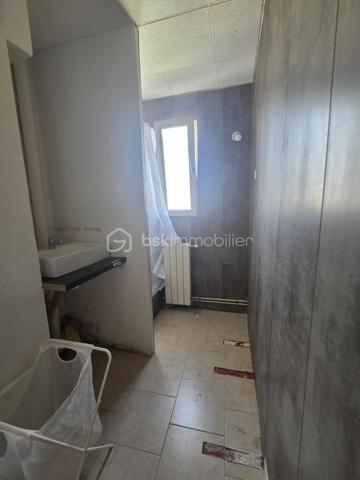 Situé au sein de la résidence Beau Rivage à Ganges, cet appartement traversant de 77,63 m² loi Carrez bénéficie d'un emplacement vraiment pratique, à proximité immédiate des écoles, commerces, services de santé et transports.

Installé au 3ème étage sur 4 d'une résidence sans ascenseur, il offre une belle luminosité ainsi qu'une vue dégagée depuis son balcon.

Initialement conçu avec quatre chambres, l'appartement a été réaménagé pour offrir aujourd'hui une pièce de vie plus spacieuse et conviviale. Il comprend une entrée, une cuisine indépendante récemment rénovée, un séjour ouvrant sur le balcon, trois chambres, une salle d'eau, un WC indépendant, des rangements et une cave privative en sous-sol.

Les menuiseries sont en PVC double vitrage et la chaudière est récente. Le logement bénéficie également d'un DPE C, un véritable atout pour la maîtrise des consommations énergétiques.

L'appartement nécessite toutefois des travaux de rénovation et de finition qui permettront à ses futurs propriétaires de le remettre entièrement à leur goût et de révéler tout son potentiel.

À pied, vous accédez rapidement à la crèche, aux écoles, au collège, aux commerces, à la pharmacie, aux professionnels de santé et au supermarché.

Les plus :
✔ DPE C
✔ Appartement traversant
✔ Balcon avec vue dégagée
✔ Cuisine récente
✔ Cave privative
✔ Stationnement libre
✔ Toutes commodités accessibles à pied
✔ Fort potentiel après rénovation

Une belle opportunité pour les acquéreurs à la recherche d'un appartement spacieux, bien situé et offrant un excellent potentiel de valorisation.

Pour tout complément d'information ou pour une visite contactez Christelle GAUDRON BSK Immobilier O6 41 66 26 84