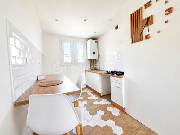 Situé au sein de la résidence Beau Rivage à Ganges, cet appartement traversant de 77,63 m² loi Carrez bénéficie d'un emplacement vraiment pratique, à proximité immédiate des écoles, commerces, services de santé et transports.

Installé au 3ème étage sur 4 d'une résidence sans ascenseur, il offre une belle luminosité ainsi qu'une vue dégagée depuis son balcon.

Initialement conçu avec quatre chambres, l'appartement a été réaménagé pour offrir aujourd'hui une pièce de vie plus spacieuse et conviviale. Il comprend une entrée, une cuisine indépendante récemment rénovée, un séjour ouvrant sur le balcon, trois chambres, une salle d'eau, un WC indépendant, des rangements et une cave privative en sous-sol.

Les menuiseries sont en PVC double vitrage et la chaudière est récente. Le logement bénéficie également d'un DPE C, un véritable atout pour la maîtrise des consommations énergétiques.

L'appartement nécessite toutefois des travaux de rénovation et de finition qui permettront à ses futurs propriétaires de le remettre entièrement à leur goût et de révéler tout son potentiel.

À pied, vous accédez rapidement à la crèche, aux écoles, au collège, aux commerces, à la pharmacie, aux professionnels de santé et au supermarché.

Les plus :
✔ DPE C
✔ Appartement traversant
✔ Balcon avec vue dégagée
✔ Cuisine récente
✔ Cave privative
✔ Stationnement libre
✔ Toutes commodités accessibles à pied
✔ Fort potentiel après rénovation

Une belle opportunité pour les acquéreurs à la recherche d'un appartement spacieux, bien situé et offrant un excellent potentiel de valorisation.

Pour tout complément d'information ou pour une visite contactez Christelle GAUDRON BSK Immobilier O6 41 66 26 84