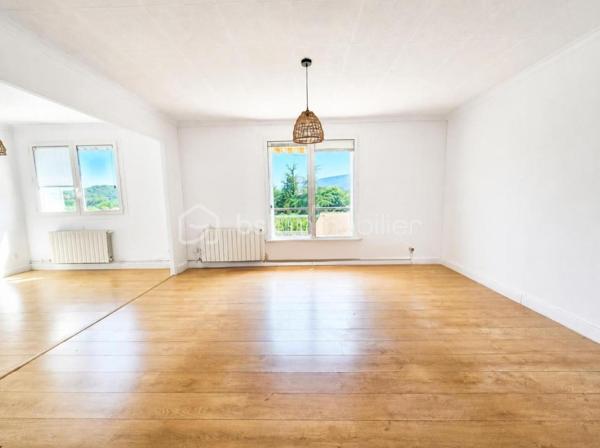 Situé au sein de la résidence Beau Rivage à Ganges, cet appartement traversant de 77,63 m² loi Carrez bénéficie d'un emplacement vraiment pratique, à proximité immédiate des écoles, commerces, services de santé et transports.

Installé au 3ème étage sur 4 d'une résidence sans ascenseur, il offre une belle luminosité ainsi qu'une vue dégagée depuis son balcon.

Initialement conçu avec quatre chambres, l'appartement a été réaménagé pour offrir aujourd'hui une pièce de vie plus spacieuse et conviviale. Il comprend une entrée, une cuisine indépendante récemment rénovée, un séjour ouvrant sur le balcon, trois chambres, une salle d'eau, un WC indépendant, des rangements et une cave privative en sous-sol.

Les menuiseries sont en PVC double vitrage et la chaudière est récente. Le logement bénéficie également d'un DPE C, un véritable atout pour la maîtrise des consommations énergétiques.

L'appartement nécessite toutefois des travaux de rénovation et de finition qui permettront à ses futurs propriétaires de le remettre entièrement à leur goût et de révéler tout son potentiel.

À pied, vous accédez rapidement à la crèche, aux écoles, au collège, aux commerces, à la pharmacie, aux professionnels de santé et au supermarché.

Les plus :
✔ DPE C
✔ Appartement traversant
✔ Balcon avec vue dégagée
✔ Cuisine récente
✔ Cave privative
✔ Stationnement libre
✔ Toutes commodités accessibles à pied
✔ Fort potentiel après rénovation

Une belle opportunité pour les acquéreurs à la recherche d'un appartement spacieux, bien situé et offrant un excellent potentiel de valorisation.

Pour tout complément d'information ou pour une visite contactez Christelle GAUDRON BSK Immobilier O6 41 66 26 84