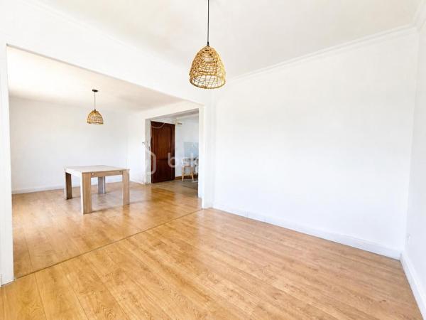Situé au sein de la résidence Beau Rivage à Ganges, cet appartement traversant de 77,63 m² loi Carrez bénéficie d'un emplacement vraiment pratique, à proximité immédiate des écoles, commerces, services de santé et transports.

Installé au 3ème étage sur 4 d'une résidence sans ascenseur, il offre une belle luminosité ainsi qu'une vue dégagée depuis son balcon.

Initialement conçu avec quatre chambres, l'appartement a été réaménagé pour offrir aujourd'hui une pièce de vie plus spacieuse et conviviale. Il comprend une entrée, une cuisine indépendante récemment rénovée, un séjour ouvrant sur le balcon, trois chambres, une salle d'eau, un WC indépendant, des rangements et une cave privative en sous-sol.

Les menuiseries sont en PVC double vitrage et la chaudière est récente. Le logement bénéficie également d'un DPE C, un véritable atout pour la maîtrise des consommations énergétiques.

L'appartement nécessite toutefois des travaux de rénovation et de finition qui permettront à ses futurs propriétaires de le remettre entièrement à leur goût et de révéler tout son potentiel.

À pied, vous accédez rapidement à la crèche, aux écoles, au collège, aux commerces, à la pharmacie, aux professionnels de santé et au supermarché.

Les plus :
✔ DPE C
✔ Appartement traversant
✔ Balcon avec vue dégagée
✔ Cuisine récente
✔ Cave privative
✔ Stationnement libre
✔ Toutes commodités accessibles à pied
✔ Fort potentiel après rénovation

Une belle opportunité pour les acquéreurs à la recherche d'un appartement spacieux, bien situé et offrant un excellent potentiel de valorisation.

Pour tout complément d'information ou pour une visite contactez Christelle GAUDRON BSK Immobilier O6 41 66 26 84