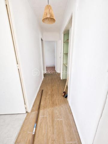 Situé au sein de la résidence Beau Rivage à Ganges, cet appartement traversant de 77,63 m² loi Carrez bénéficie d'un emplacement vraiment pratique, à proximité immédiate des écoles, commerces, services de santé et transports.

Installé au 3ème étage sur 4 d'une résidence sans ascenseur, il offre une belle luminosité ainsi qu'une vue dégagée depuis son balcon.

Initialement conçu avec quatre chambres, l'appartement a été réaménagé pour offrir aujourd'hui une pièce de vie plus spacieuse et conviviale. Il comprend une entrée, une cuisine indépendante récemment rénovée, un séjour ouvrant sur le balcon, trois chambres, une salle d'eau, un WC indépendant, des rangements et une cave privative en sous-sol.

Les menuiseries sont en PVC double vitrage et la chaudière est récente. Le logement bénéficie également d'un DPE C, un véritable atout pour la maîtrise des consommations énergétiques.

L'appartement nécessite toutefois des travaux de rénovation et de finition qui permettront à ses futurs propriétaires de le remettre entièrement à leur goût et de révéler tout son potentiel.

À pied, vous accédez rapidement à la crèche, aux écoles, au collège, aux commerces, à la pharmacie, aux professionnels de santé et au supermarché.

Les plus :
✔ DPE C
✔ Appartement traversant
✔ Balcon avec vue dégagée
✔ Cuisine récente
✔ Cave privative
✔ Stationnement libre
✔ Toutes commodités accessibles à pied
✔ Fort potentiel après rénovation

Une belle opportunité pour les acquéreurs à la recherche d'un appartement spacieux, bien situé et offrant un excellent potentiel de valorisation.

Pour tout complément d'information ou pour une visite contactez Christelle GAUDRON BSK Immobilier O6 41 66 26 84