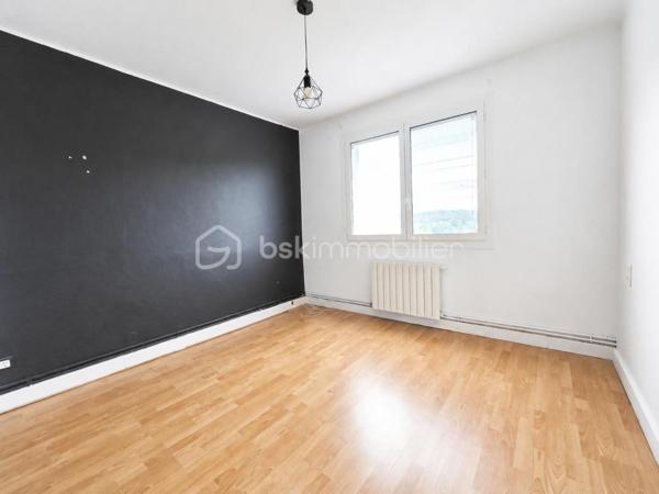 Situé au sein de la résidence Beau Rivage à Ganges, cet appartement traversant de 77,63 m² loi Carrez bénéficie d'un emplacement vraiment pratique, à proximité immédiate des écoles, commerces, services de santé et transports.

Installé au 3ème étage sur 4 d'une résidence sans ascenseur, il offre une belle luminosité ainsi qu'une vue dégagée depuis son balcon.

Initialement conçu avec quatre chambres, l'appartement a été réaménagé pour offrir aujourd'hui une pièce de vie plus spacieuse et conviviale. Il comprend une entrée, une cuisine indépendante récemment rénovée, un séjour ouvrant sur le balcon, trois chambres, une salle d'eau, un WC indépendant, des rangements et une cave privative en sous-sol.

Les menuiseries sont en PVC double vitrage et la chaudière est récente. Le logement bénéficie également d'un DPE C, un véritable atout pour la maîtrise des consommations énergétiques.

L'appartement nécessite toutefois des travaux de rénovation et de finition qui permettront à ses futurs propriétaires de le remettre entièrement à leur goût et de révéler tout son potentiel.

À pied, vous accédez rapidement à la crèche, aux écoles, au collège, aux commerces, à la pharmacie, aux professionnels de santé et au supermarché.

Les plus :
✔ DPE C
✔ Appartement traversant
✔ Balcon avec vue dégagée
✔ Cuisine récente
✔ Cave privative
✔ Stationnement libre
✔ Toutes commodités accessibles à pied
✔ Fort potentiel après rénovation

Une belle opportunité pour les acquéreurs à la recherche d'un appartement spacieux, bien situé et offrant un excellent potentiel de valorisation.

Pour tout complément d'information ou pour une visite contactez Christelle GAUDRON BSK Immobilier O6 41 66 26 84