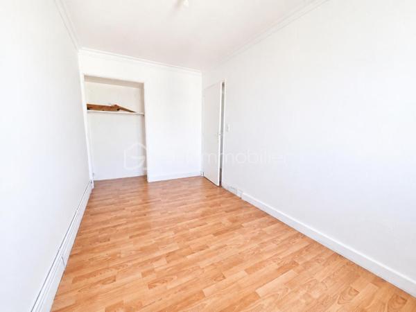 Situé au sein de la résidence Beau Rivage à Ganges, cet appartement traversant de 77,63 m² loi Carrez bénéficie d'un emplacement vraiment pratique, à proximité immédiate des écoles, commerces, services de santé et transports.

Installé au 3ème étage sur 4 d'une résidence sans ascenseur, il offre une belle luminosité ainsi qu'une vue dégagée depuis son balcon.

Initialement conçu avec quatre chambres, l'appartement a été réaménagé pour offrir aujourd'hui une pièce de vie plus spacieuse et conviviale. Il comprend une entrée, une cuisine indépendante récemment rénovée, un séjour ouvrant sur le balcon, trois chambres, une salle d'eau, un WC indépendant, des rangements et une cave privative en sous-sol.

Les menuiseries sont en PVC double vitrage et la chaudière est récente. Le logement bénéficie également d'un DPE C, un véritable atout pour la maîtrise des consommations énergétiques.

L'appartement nécessite toutefois des travaux de rénovation et de finition qui permettront à ses futurs propriétaires de le remettre entièrement à leur goût et de révéler tout son potentiel.

À pied, vous accédez rapidement à la crèche, aux écoles, au collège, aux commerces, à la pharmacie, aux professionnels de santé et au supermarché.

Les plus :
✔ DPE C
✔ Appartement traversant
✔ Balcon avec vue dégagée
✔ Cuisine récente
✔ Cave privative
✔ Stationnement libre
✔ Toutes commodités accessibles à pied
✔ Fort potentiel après rénovation

Une belle opportunité pour les acquéreurs à la recherche d'un appartement spacieux, bien situé et offrant un excellent potentiel de valorisation.

Pour tout complément d'information ou pour une visite contactez Christelle GAUDRON BSK Immobilier O6 41 66 26 84