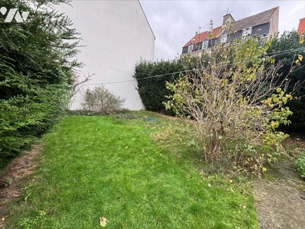 Maison de ville semi-mitoyenne avec travaux et beau potentiel