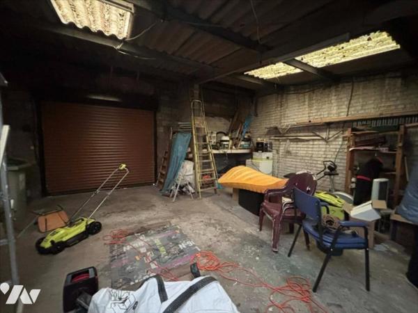 Maison de ville semi-mitoyenne avec travaux et beau potentiel