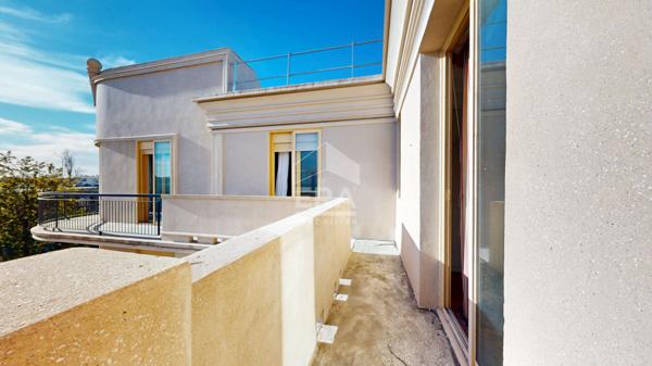 NICE - TZAREWITCH : VASTE 6 PIÈCES EN DERNIER ÉTAGE TRAVERSANT AVEC TERRASSES ET BALCONS