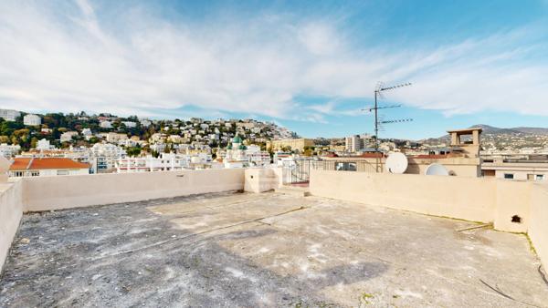 NICE - TZAREWITCH : VASTE 6 PIÈCES EN DERNIER ÉTAGE TRAVERSANT AVEC TERRASSES ET BALCONS