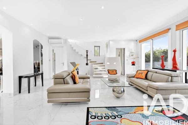 Maison à vendre 10 pièces 290,81 m² Mandelieu-la-Napoule