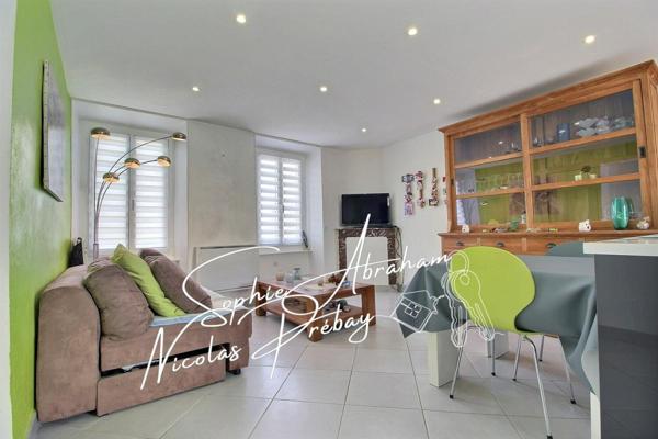 Maison en pierres avec cour close de murs et dépendances