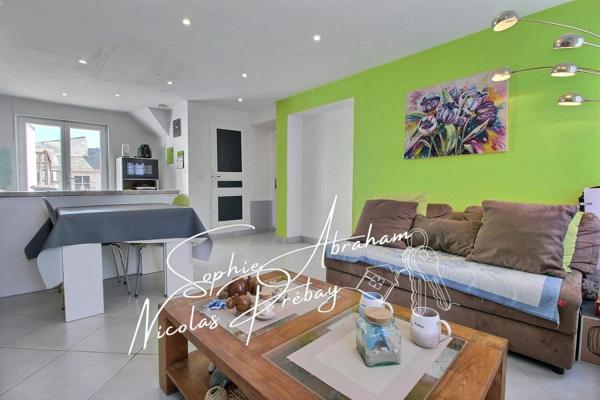 Maison en pierres avec cour close de murs et dépendances