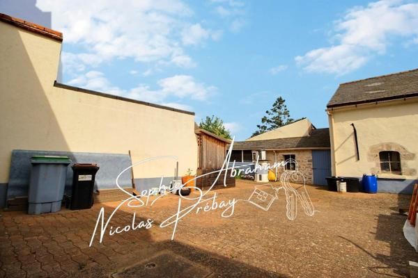 Maison en pierres avec cour close de murs et dépendances