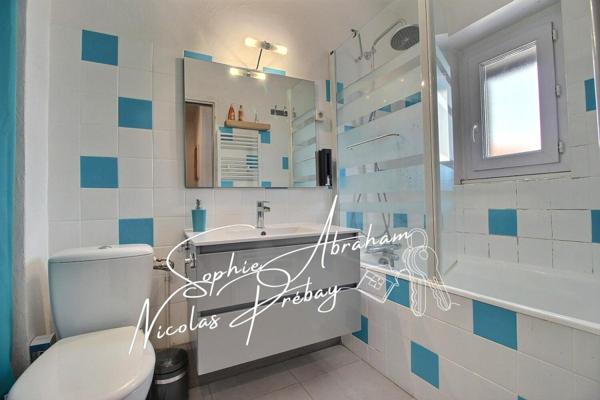 Maison en pierres avec cour close de murs et dépendances