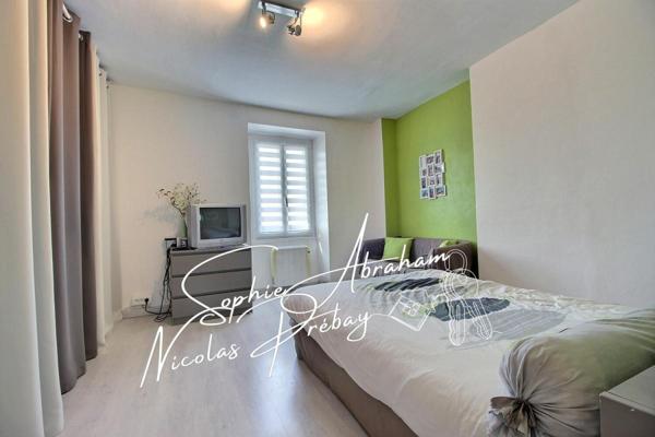 Maison en pierres avec cour close de murs et dépendances